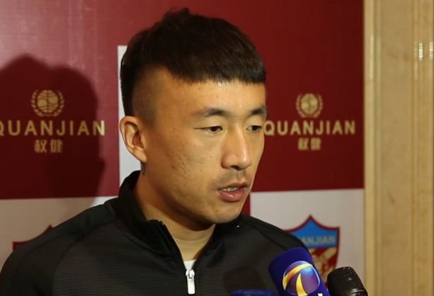 叶辰这时候开口说道：老婆，咱们别在这站着闲聊了，一会有人出入的话还碍别人的事儿，还是先去座位上吧。
